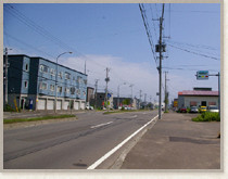 医院前の道路です